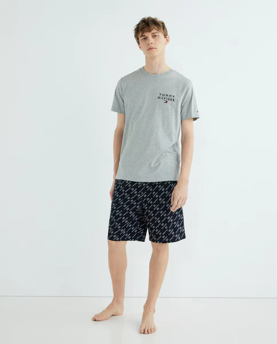 Пижама мужская короткая Tommy Hilfiger с брюками из ткани с принтом и футболкой, мультиколор
Пижама мужская короткая Tommy Hilfiger с брюками из ткани с принтом и футболкой, мультиколор