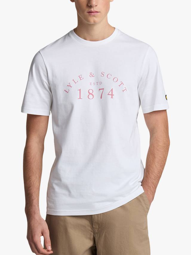 Хлопчатобумажная футболка обычного кроя с коротким рукавом и графическим логотипом Lyle & Scott, цвет White/Ash Red
Хлопчатобумажная футболка обычного кроя с коротким рукавом и графическим логотипом Lyle & Scott, цвет White/Ash Red