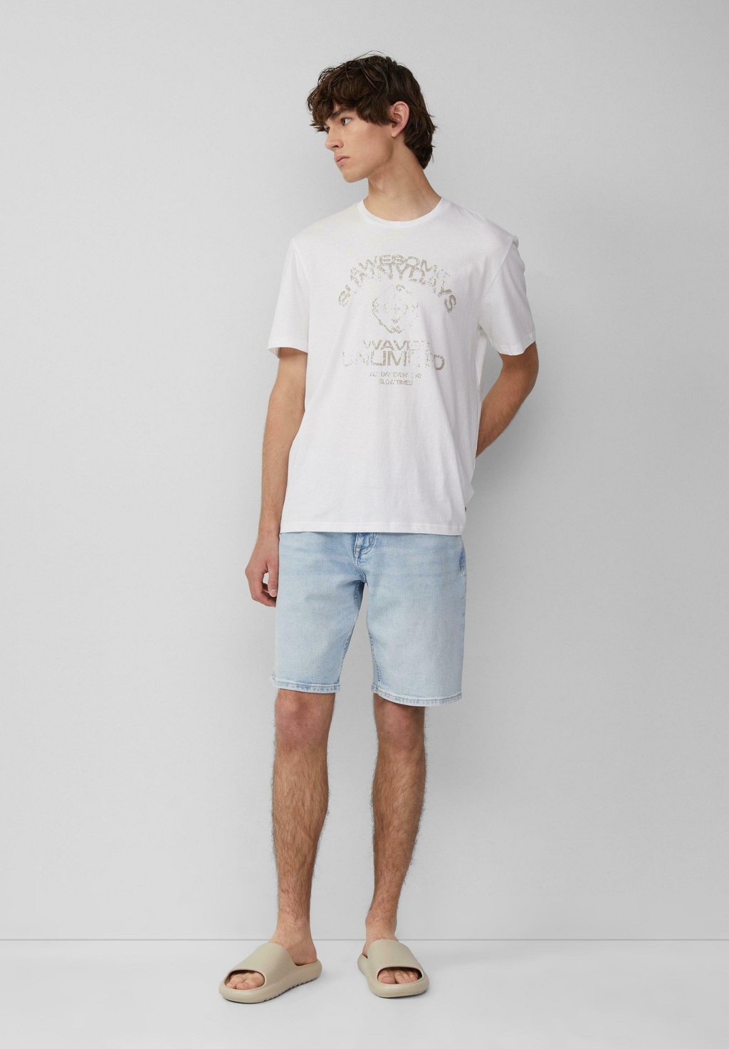 Футболка с принтом MIT PLATZIERTEM QS, белый 
Футболка с принтом MIT PLATZIERTEM QS, белый