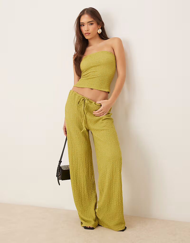 Широкие брюки-комбинезон с фактурной отделкой от ASOS DESIGN оливково-зеленого цвета
Широкие брюки-комбинезон с фактурной отделкой от ASOS DESIGN оливково-зеленого цвета