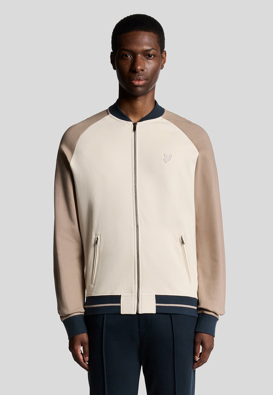 Куртка Lyle & Scott INTERLOCK CONTRAST RAGLAN BOMBER, X Cobblestone/Beige
Куртка Lyle & Scott INTERLOCK CONTRAST RAGLAN BOMBER, X Cobblestone/Beige