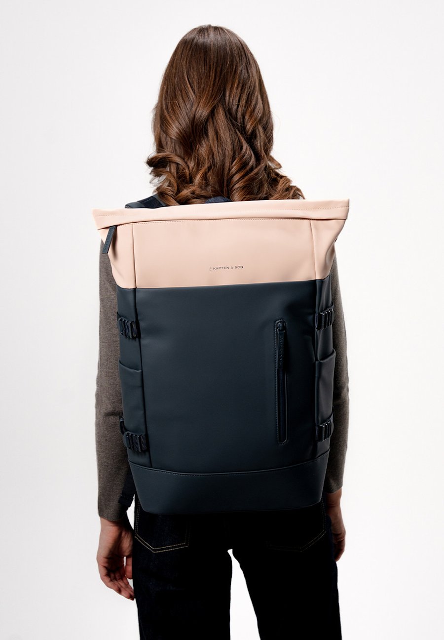 Рюкзак Kapten & Son HELSINKI PRO, Navy Blush/Blue
Рюкзак Kapten & Son HELSINKI PRO, Navy Blush/Blue