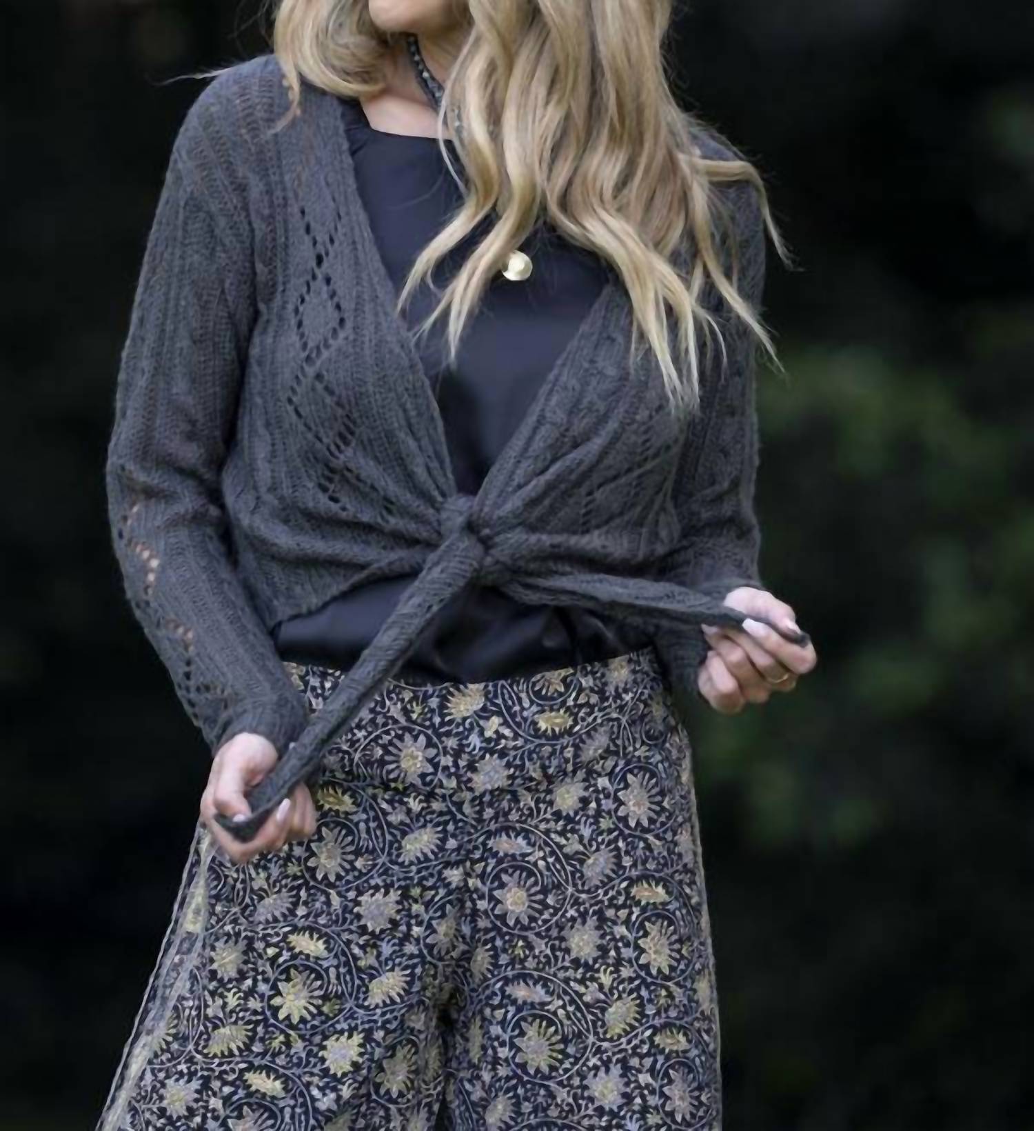 Вязаный топ с завязками в цвете антрацит Cienna, Charcoal
Вязаный топ с завязками в цвете антрацит Cienna, Charcoal