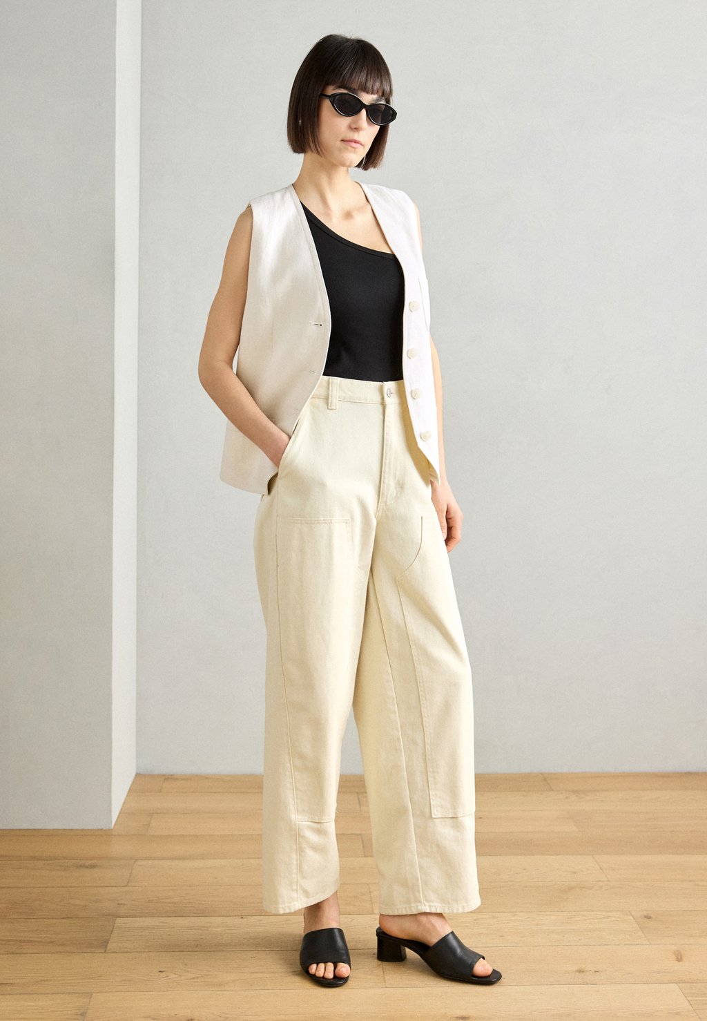 Жилет VEST TAILORED STRAIGHT FIT BUTTONED V NECK POCKETS AT FRONT TOPSTITCHED Marc O'Polo, молочный
Жилет VEST TAILORED STRAIGHT FIT BUTTONED V NECK POCKETS AT FRONT TOPSTITCHED Marc O'Polo, молочный