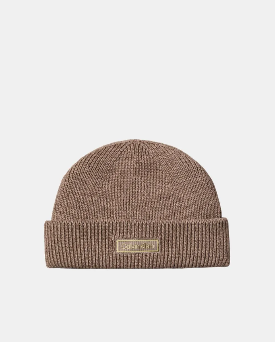 Небольшая одноцветная шапка Calvin Klein
Небольшая одноцветная шапка Calvin Klein
