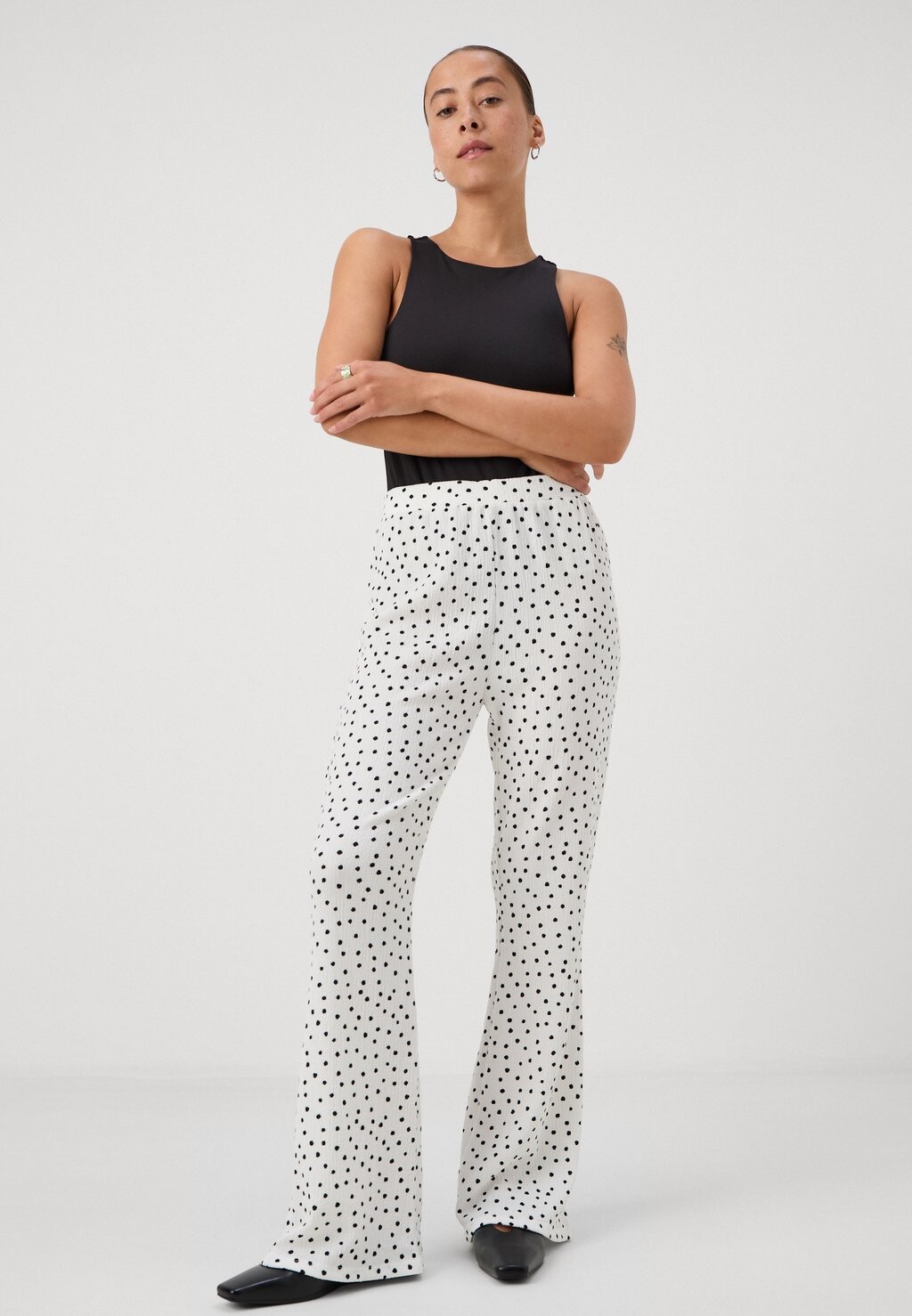 Тканевые брюки ONLHILLARY FLARED ONLY Petite, кремовый
Тканевые брюки ONLHILLARY FLARED ONLY Petite, кремовый