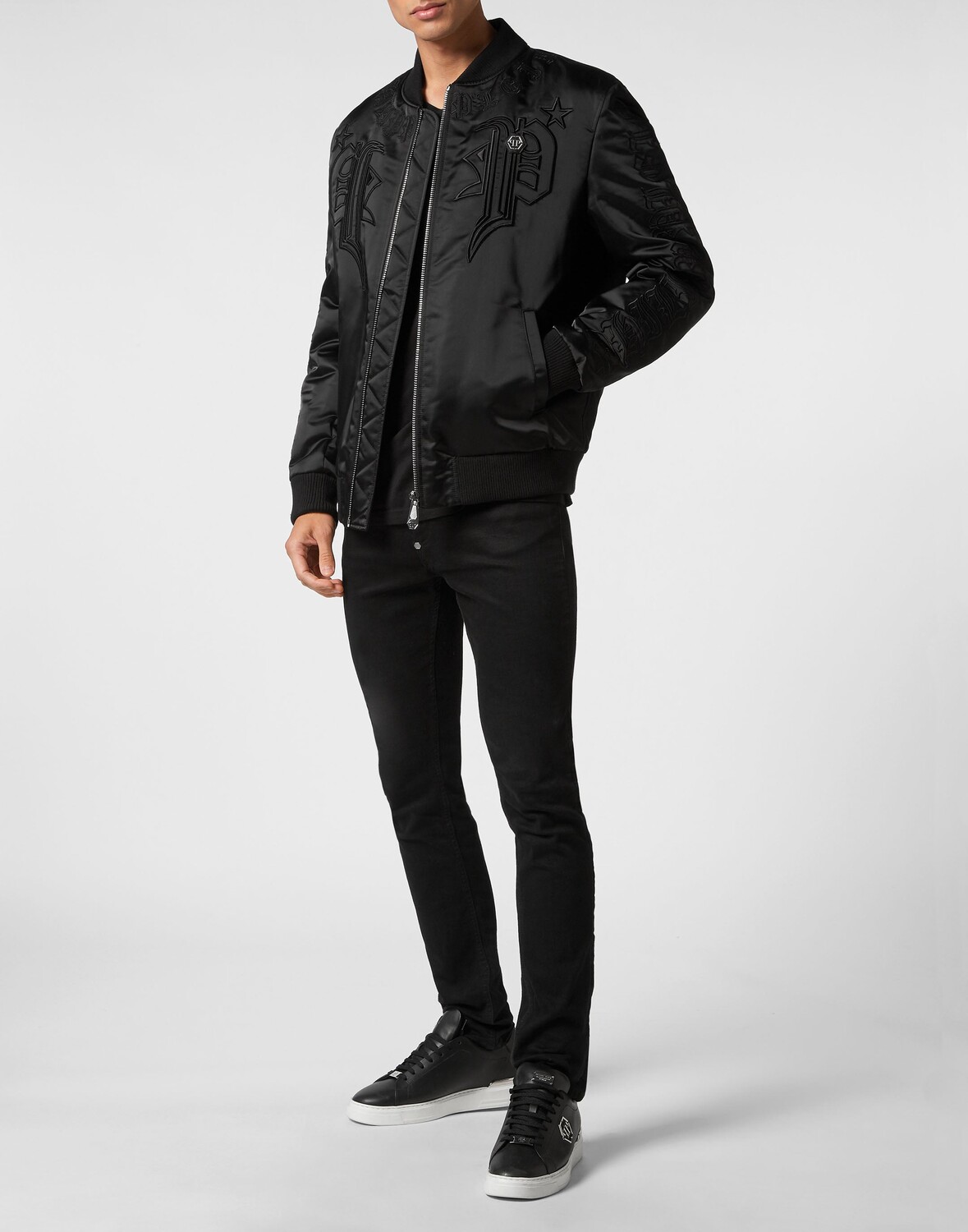 Атласный бомбер в готическом стиле Philipp Plein, черный
Атласный бомбер в готическом стиле Philipp Plein, черный