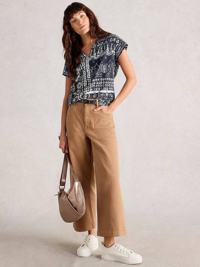 Футболка Nelly Cotton с V-образным вырезом и короткими рукавами White Stuff
Футболка Nelly Cotton с V-образным вырезом и короткими рукавами White Stuff