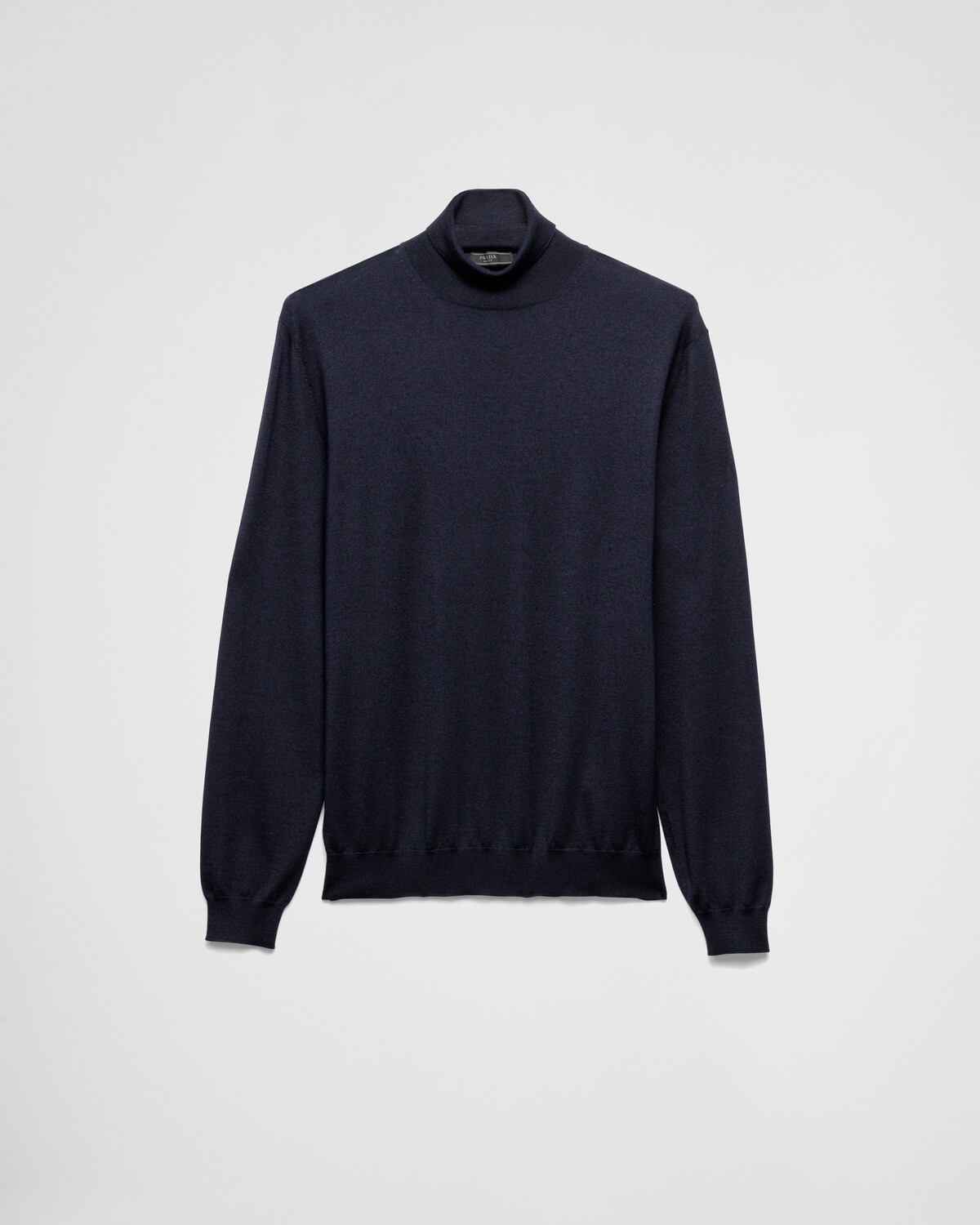 Кашемировый свитер с шелком с воротником-гольф Prada, темно-синий
Кашемировый свитер с шелком с воротником-гольф Prada, темно-синий
