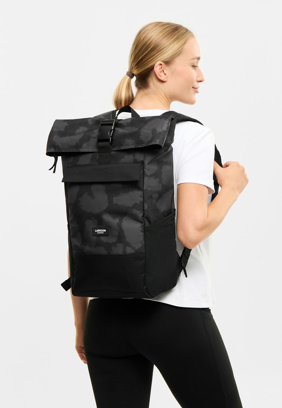 Рюкзак Larkson NO 4, Grey Leo/Mottled Dark Grey
Рюкзак Larkson NO 4, Grey Leo/Mottled Dark Grey