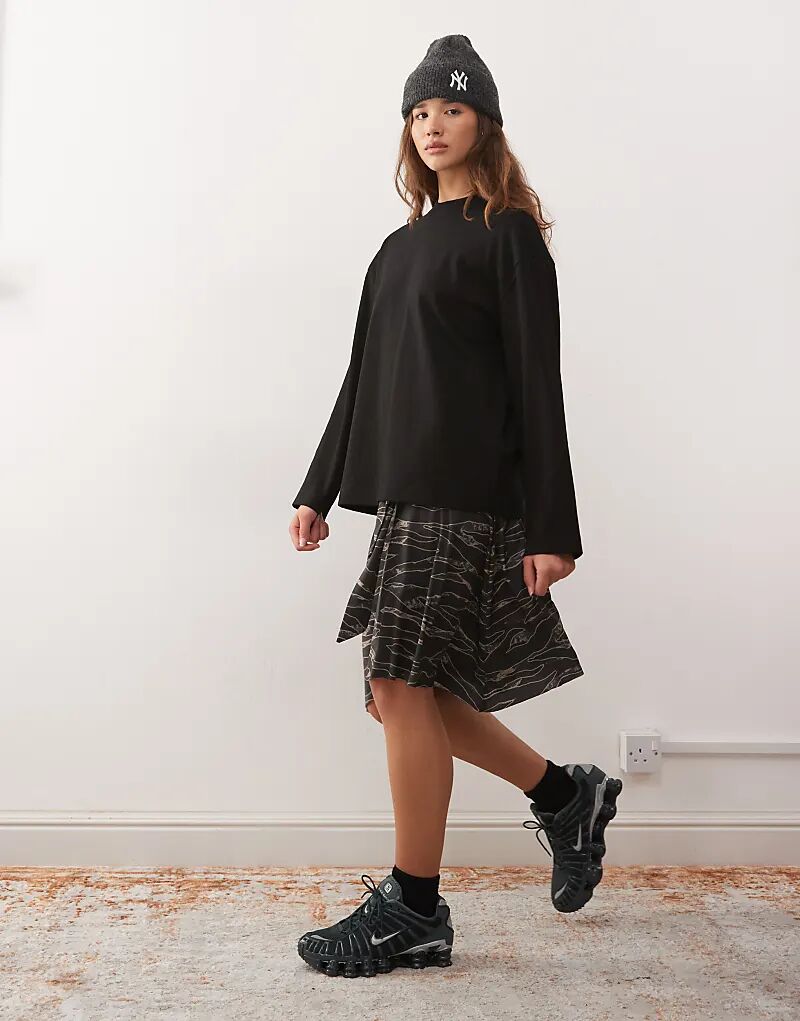 Юбка COLLUSION с завязкой на талии и кольцом, с принтом тигрового камуфляжа
Юбка COLLUSION с завязкой на талии и кольцом, с принтом тигрового камуфляжа