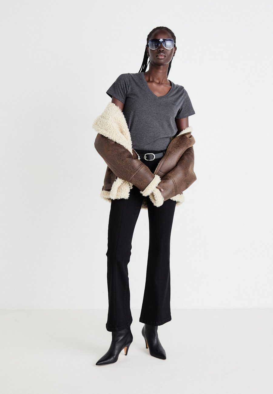 Футболка Pepe Jeans MACY V NECK 2 PACK, Royal Red/Dark Marl Grey/Red
Футболка Pepe Jeans MACY V NECK 2 PACK, Royal Red/Dark Marl Grey/Red