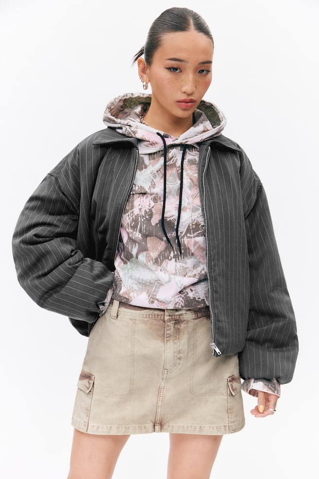 Куртка-Бомбер в костюмном стиле с подкладкой Monki, серый
Куртка-Бомбер в костюмном стиле с подкладкой Monki, серый