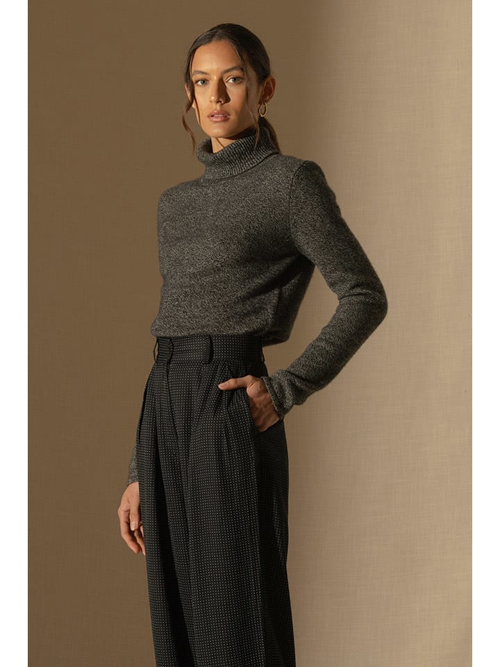 Perfect Cashmere Кашемировый свитер с высоким воротником "Willow" в черно-белом цвете
Perfect Cashmere Кашемировый свитер с высоким воротником "Willow" в черно-белом цвете