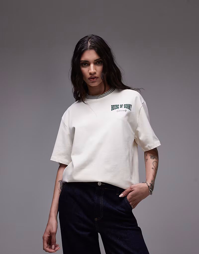 Футболка свободного кроя с надписью «House of Sunny» в кремово-белом цвете
Футболка свободного кроя с надписью «House of Sunny» в кремово-белом цвете