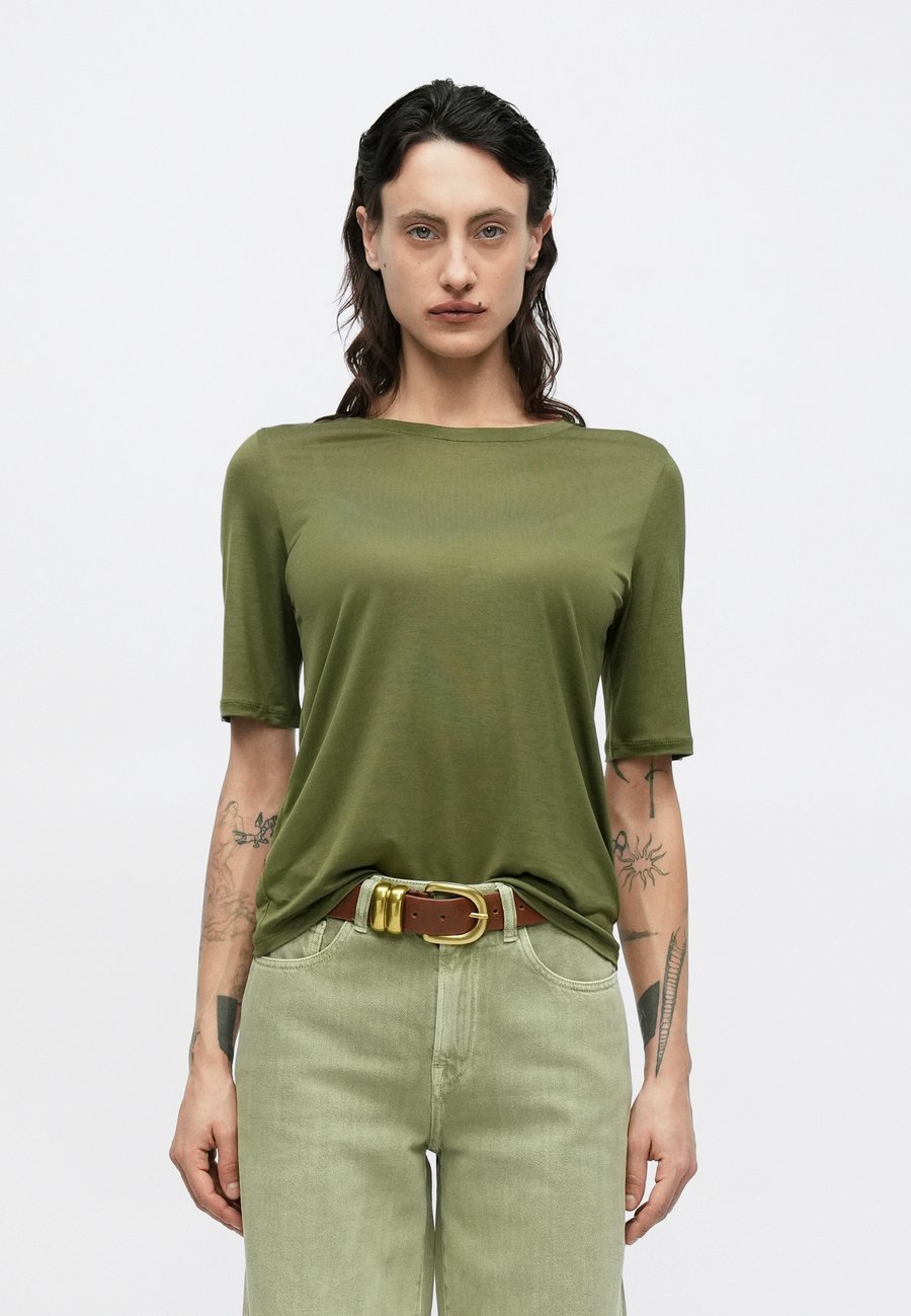 Футболка Filippa K ELENA TEE, Laurel Green/Olive, Зеленый, Футболка Filippa K ELENA TEE, Laurel Green/Olive
Футболка Filippa K ELENA TEE, Laurel Green/Olive, Зеленый, Футболка Filippa K ELENA TEE, Laurel Green/Olive