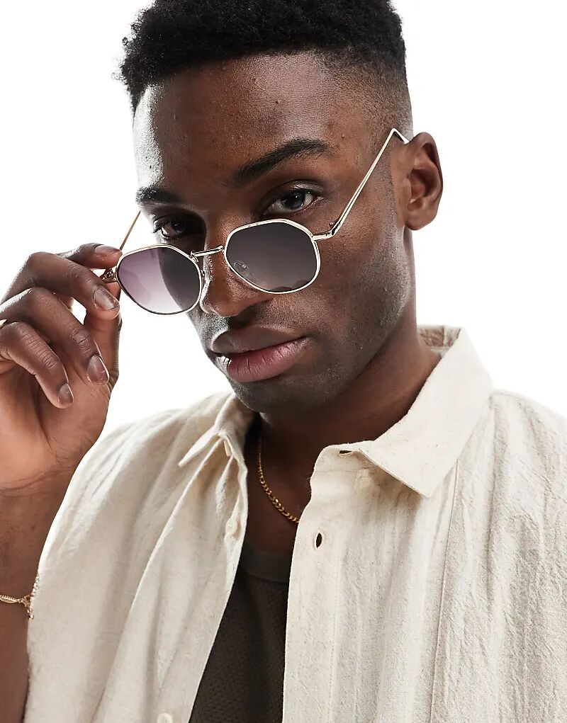 Солнцезащитные очки ASOS DESIGN в круглой оправе из металла с дымчатыми градиентными линзами золотистого цвета
Солнцезащитные очки ASOS DESIGN в круглой оправе из металла с дымчатыми градиентными линзами золотистого цвета