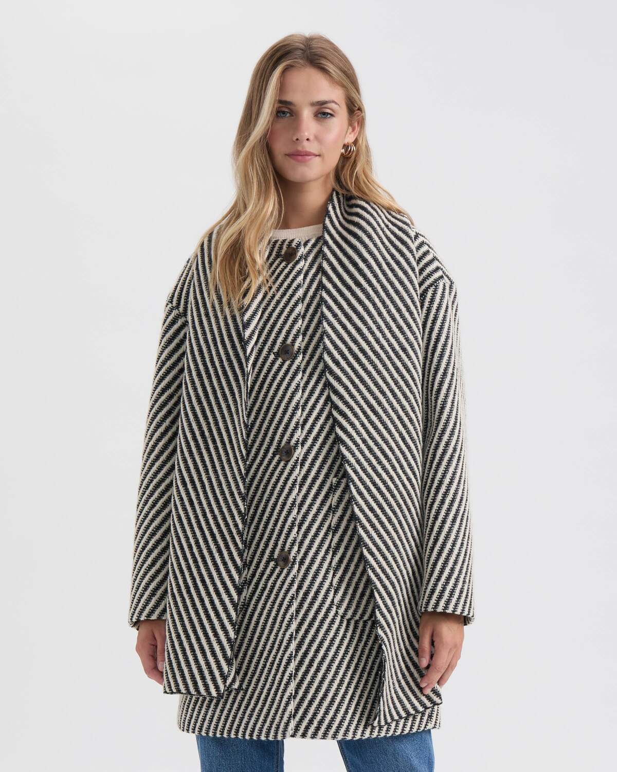 Женское пальто Ellen Tracy из яркого твила с текстурой и съемным шарфом Ellen Tracy, белый/черный
Женское пальто Ellen Tracy из яркого твила с текстурой и съемным шарфом Ellen Tracy, белый/черный