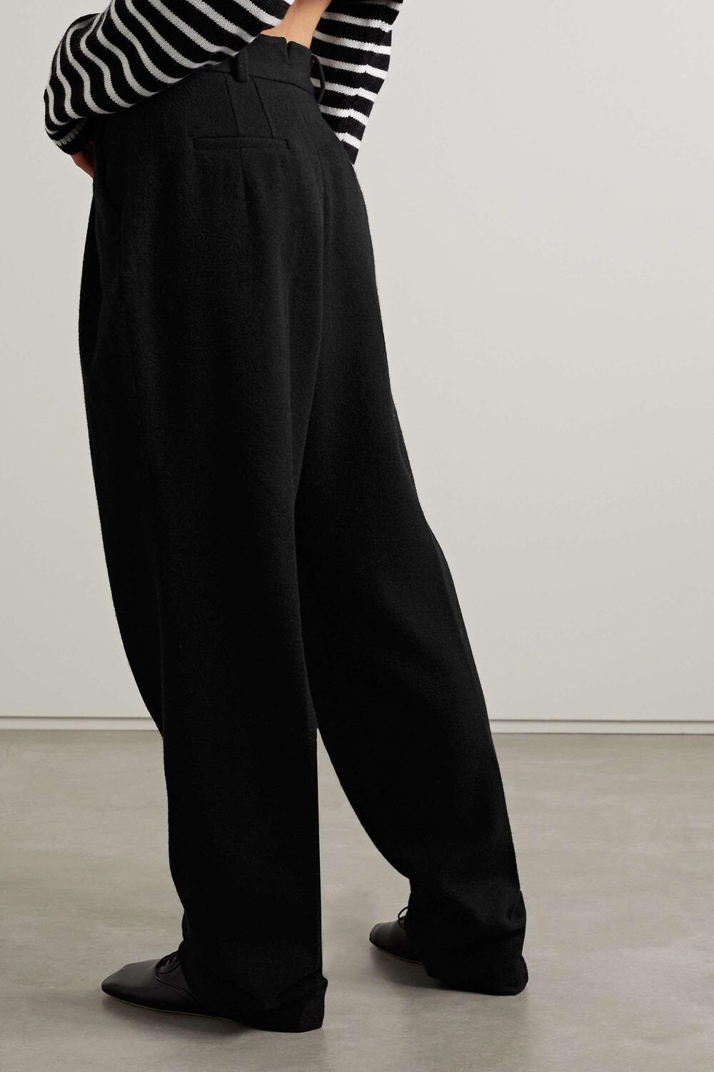 FRANKIE SHOP широкие шерстяные брюки Layton со складками, черный
FRANKIE SHOP широкие шерстяные брюки Layton со складками, черный