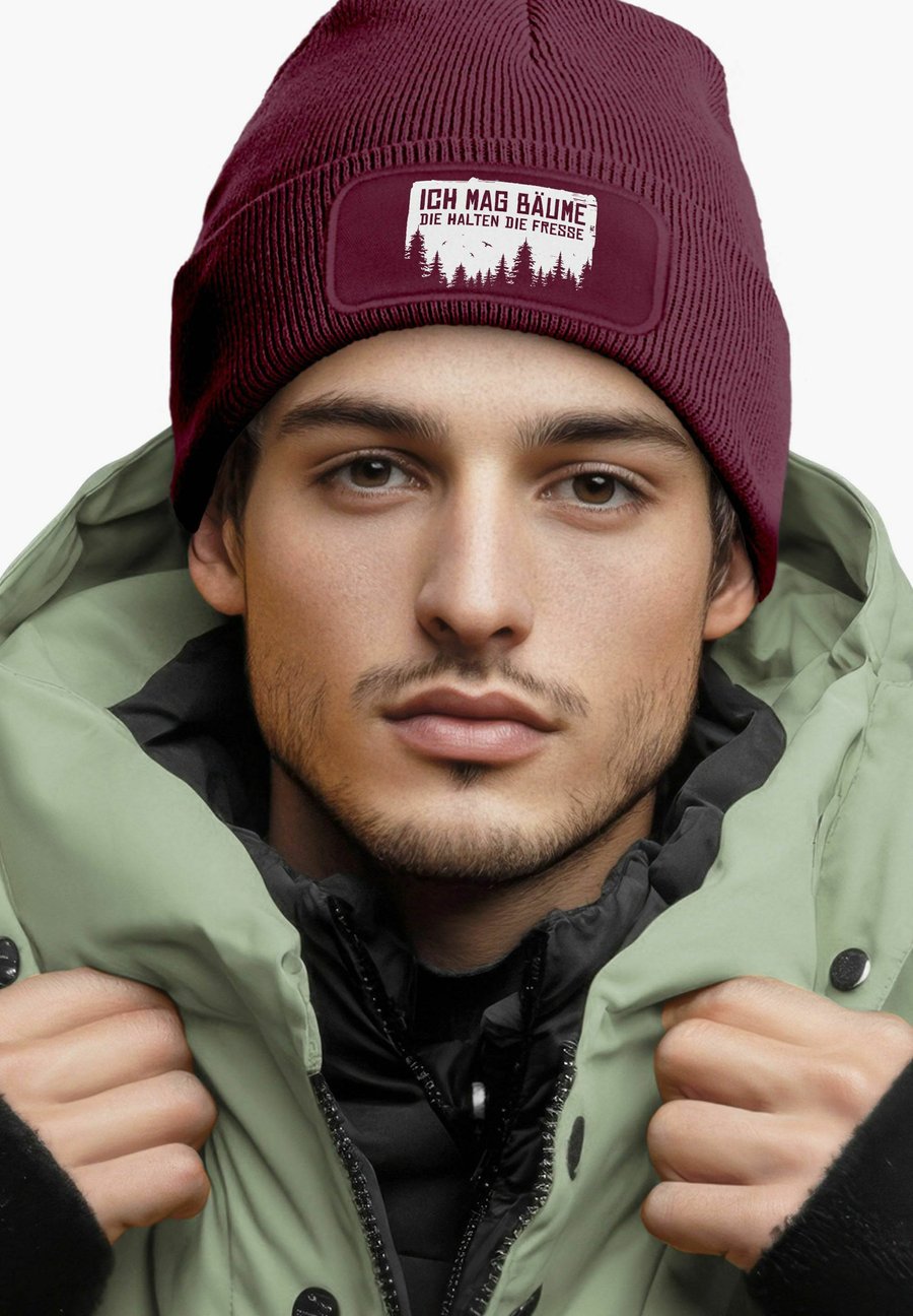 Шапка MoonWorks MIT PATCH MIT SPRUCH ICH MAG BÄUME, Bordeauxrot/Bordeaux
Шапка MoonWorks MIT PATCH MIT SPRUCH ICH MAG BÄUME, Bordeauxrot/Bordeaux