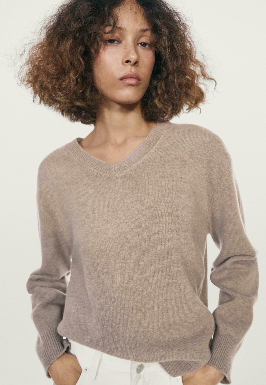Джемпер Massimo Dutti V-NECK SWEATER WITH ELBOW PATCHES, Brown
Джемпер Massimo Dutti V-NECK SWEATER WITH ELBOW PATCHES, Brown