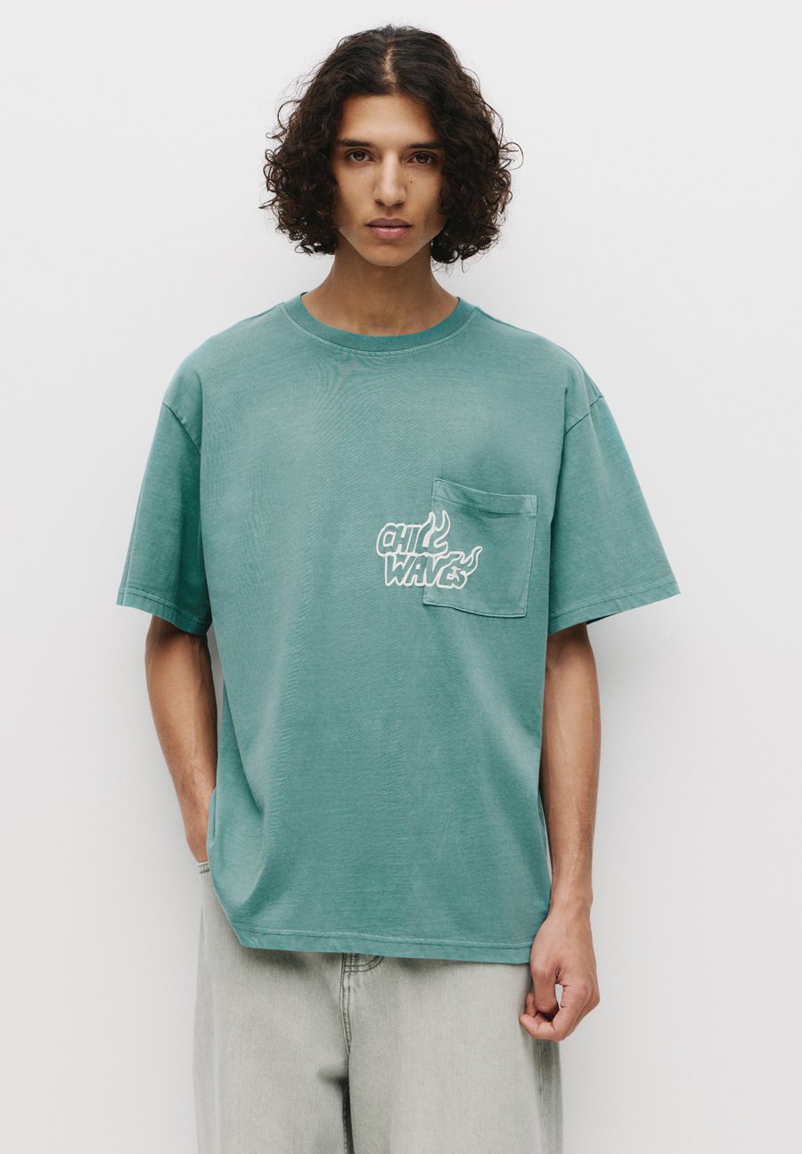 Футболка PULL&BEAR Print T-shirt, Green/Mottled Turquoise, Зеленый, Футболка PULL&BEAR Print T-shirt, Green/Mottled Turquoise
Футболка PULL&BEAR Print T-shirt, Green/Mottled Turquoise, Зеленый, Футболка PULL&BEAR Print T-shirt, Green/Mottled Turquoise