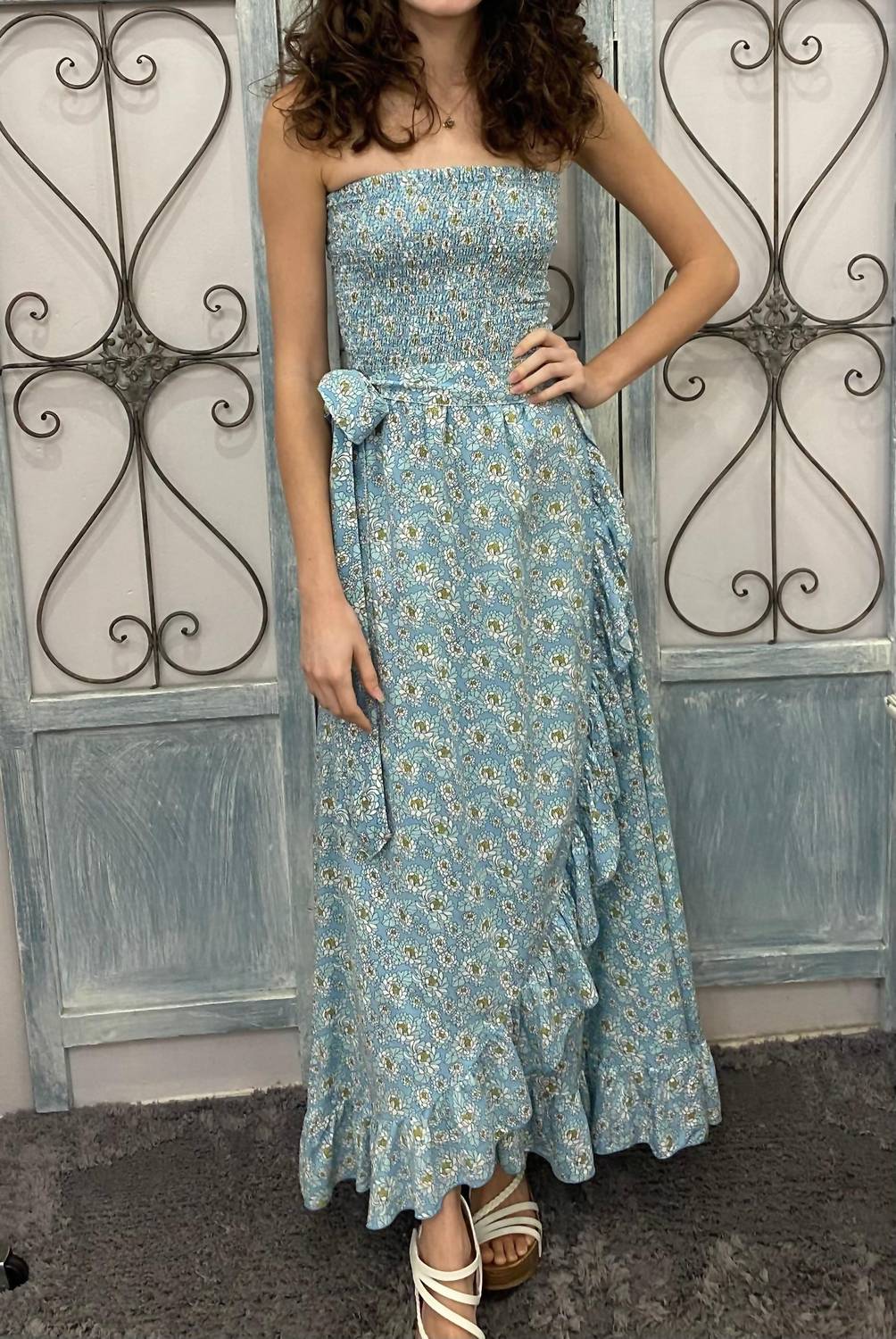 Длинное платье без бретелек с цветочным принтом в синем цвете SKEMO
Длинное платье без бретелек с цветочным принтом в синем цвете SKEMO