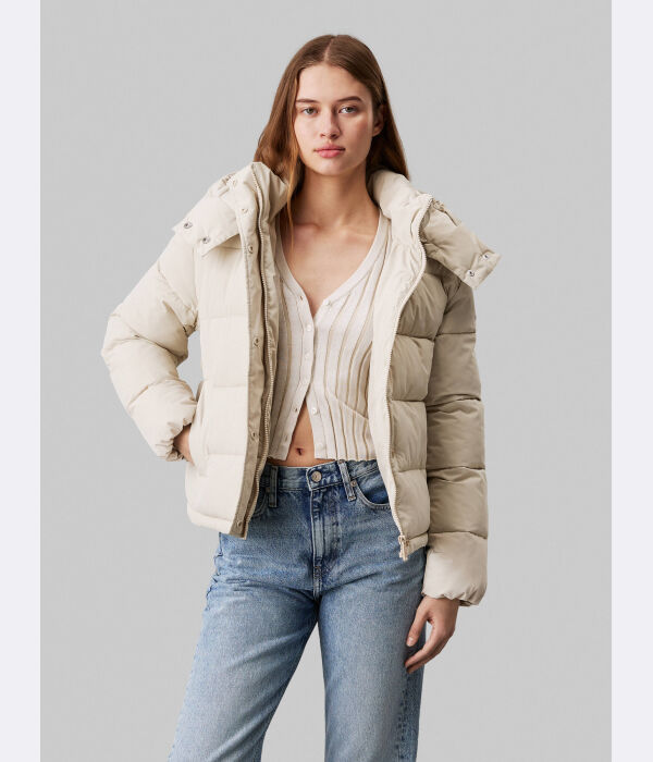 Пуховик женский Calvin Klein Jeans короткий с капюшоном, бежевый
Пуховик женский Calvin Klein Jeans короткий с капюшоном, бежевый