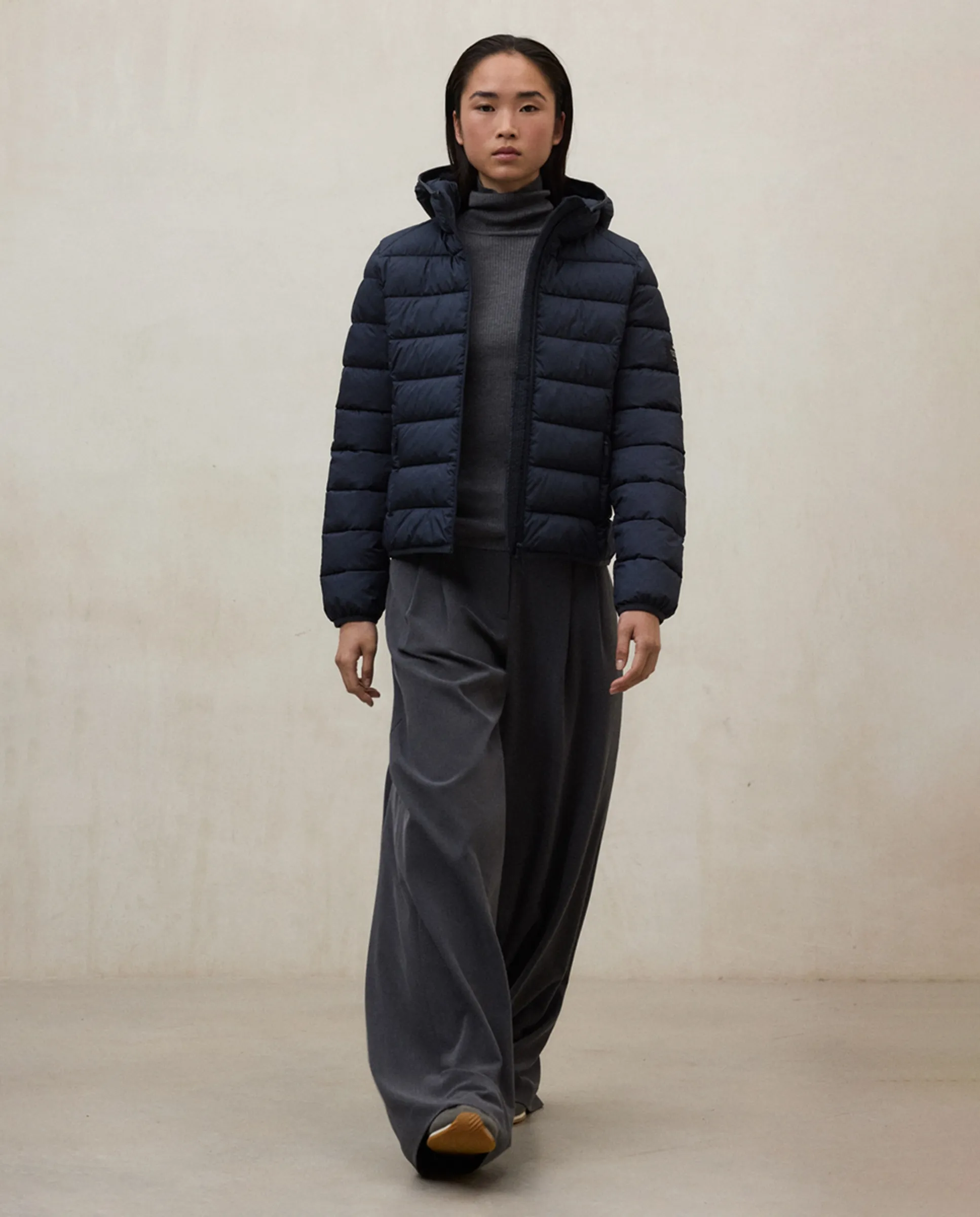 Женская утепленная куртка с застежкой-молнией, капюшоном и боковыми карманами Ecoalf, темно-синий
Женская утепленная куртка с застежкой-молнией, капюшоном и боковыми карманами Ecoalf, темно-синий