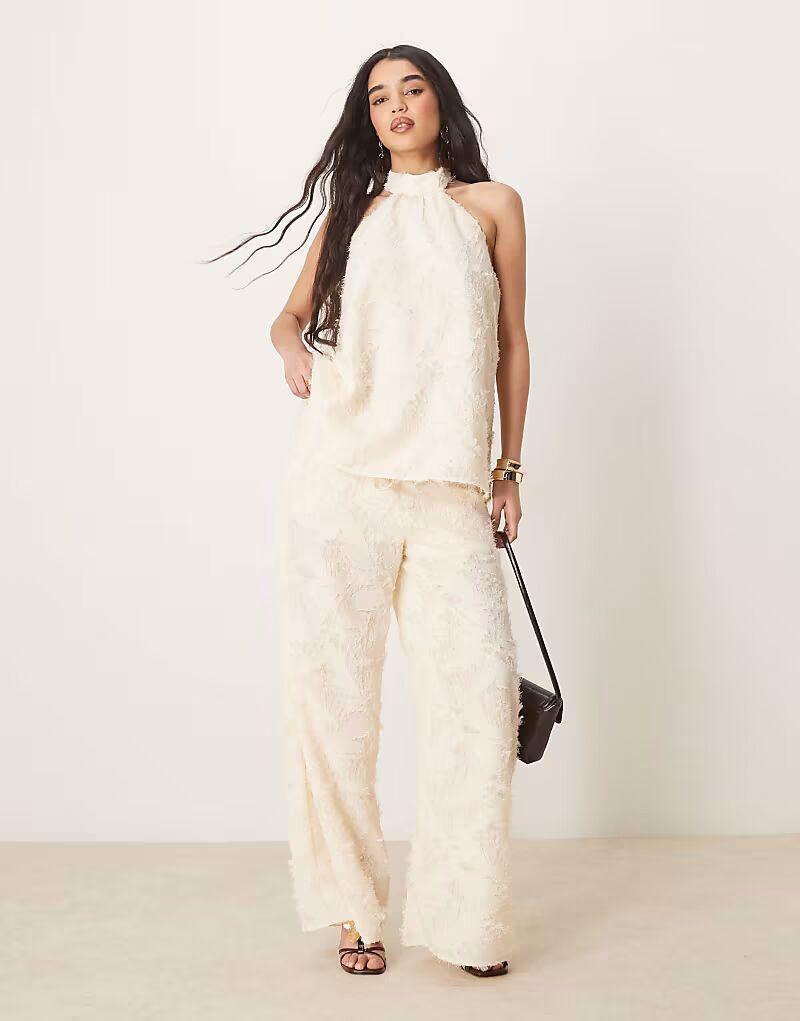 ASOS DESIGN, приталенный фактурный топ с халтером, цвет пахты
ASOS DESIGN, приталенный фактурный топ с халтером, цвет пахты