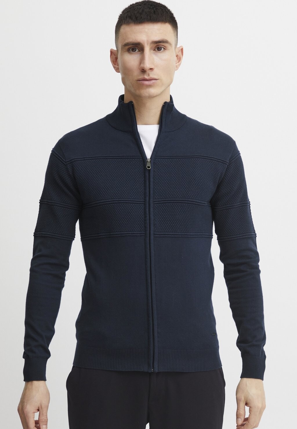 Кардиган Pryannik Feinstrick Zip 11 Project, цвет insignia blue
Кардиган Pryannik Feinstrick Zip 11 Project, цвет insignia blue