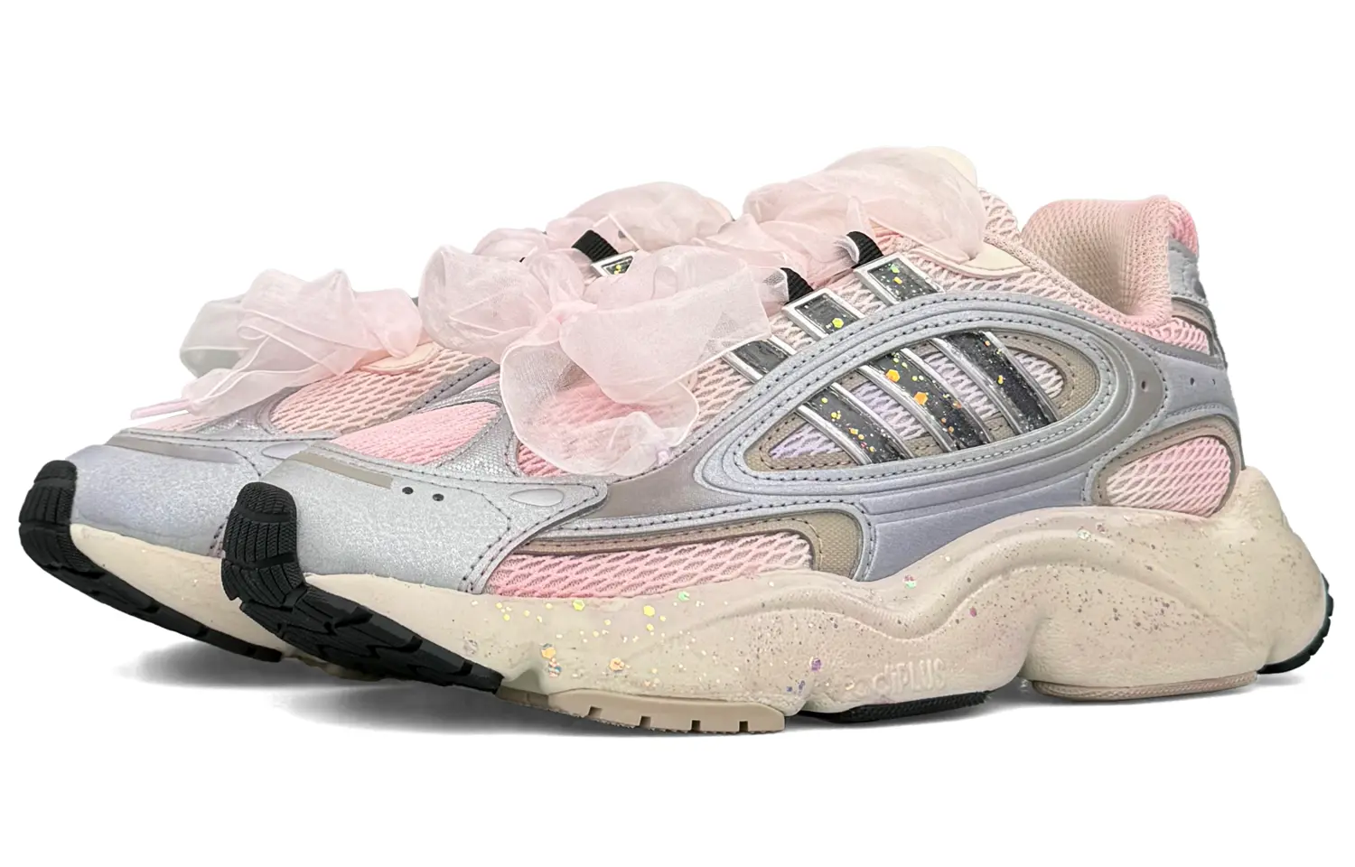 Кроссовки женские Ozmillen с низким верхом розового/бежевого цвета Adidas Originals
Кроссовки женские Ozmillen с низким верхом розового/бежевого цвета Adidas Originals