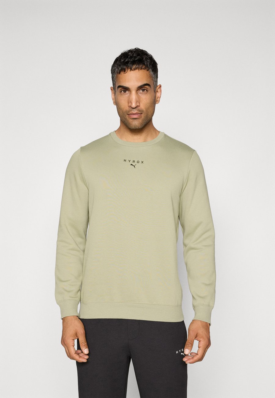 Толстовка Puma HYROX HEAVYWEIGHT CREW, Lux Army/Khaki
Толстовка Puma HYROX HEAVYWEIGHT CREW, Lux Army/Khaki