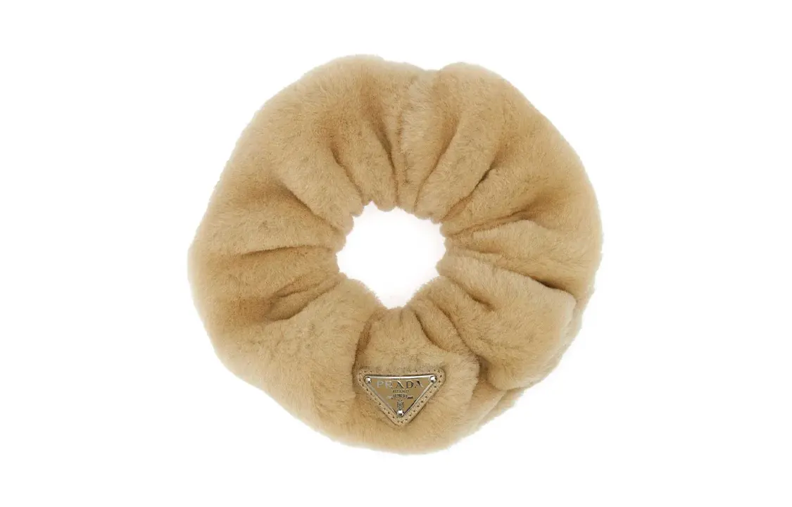 Резинка для волос из овчины с треугольным логотипом Prada, хаки-box/dust bag random shipment
Резинка для волос из овчины с треугольным логотипом Prada, хаки-box/dust bag random shipment