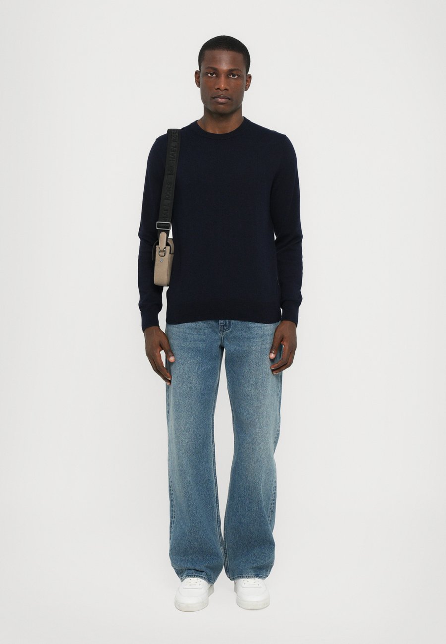 Сумка кросс-боди Michael Kors AVIATOR XBODY, Birch/Off-White
Сумка кросс-боди Michael Kors AVIATOR XBODY, Birch/Off-White