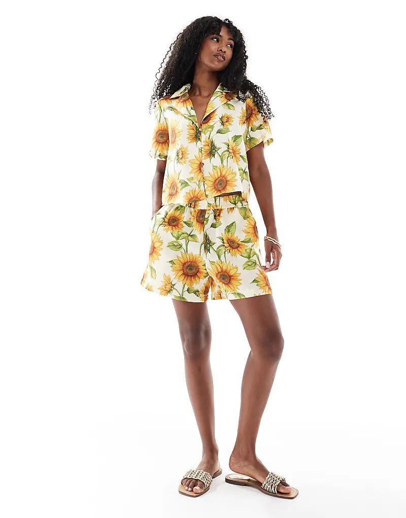 Комбинируемые шорты Vero Moda с высокой талией и принтом подсолнухов 
Комбинируемые шорты Vero Moda с высокой талией и принтом подсолнухов