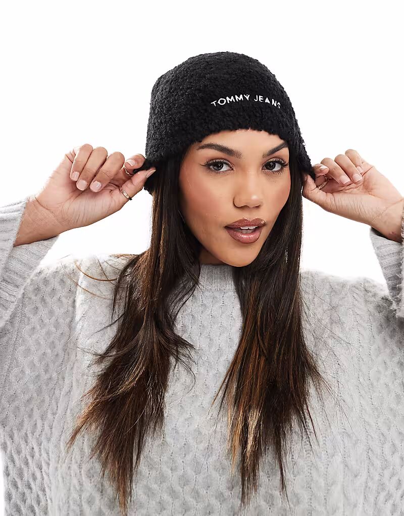 Черная плюшевая шапка Tommy Jeans
Черная плюшевая шапка Tommy Jeans