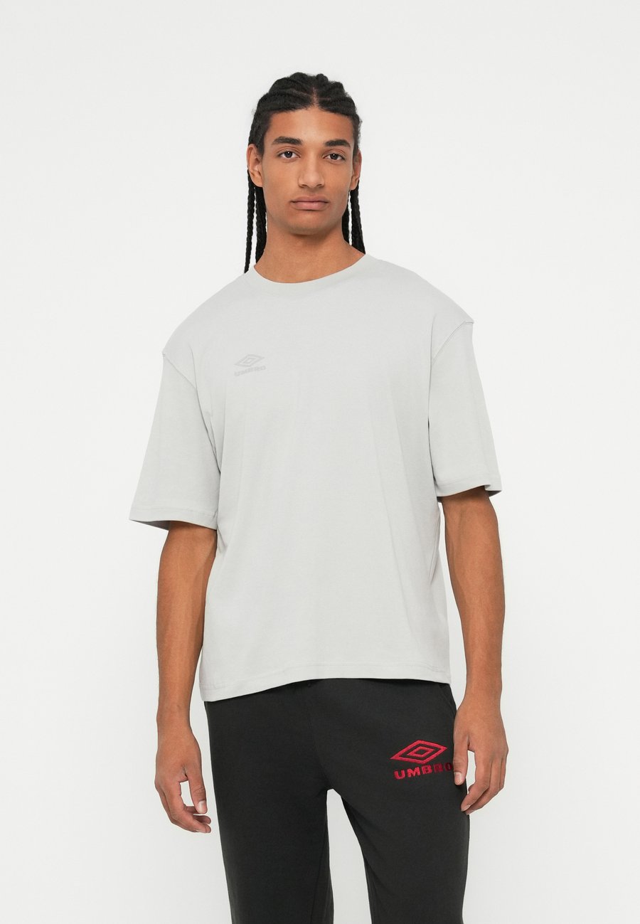 Футболка Umbro BOX GRAPHIC TEE, Harbor Mist/Grey, Серый, Футболка Umbro BOX GRAPHIC TEE, Harbor Mist/Grey
Футболка Umbro BOX GRAPHIC TEE, Harbor Mist/Grey, Серый, Футболка Umbro BOX GRAPHIC TEE, Harbor Mist/Grey