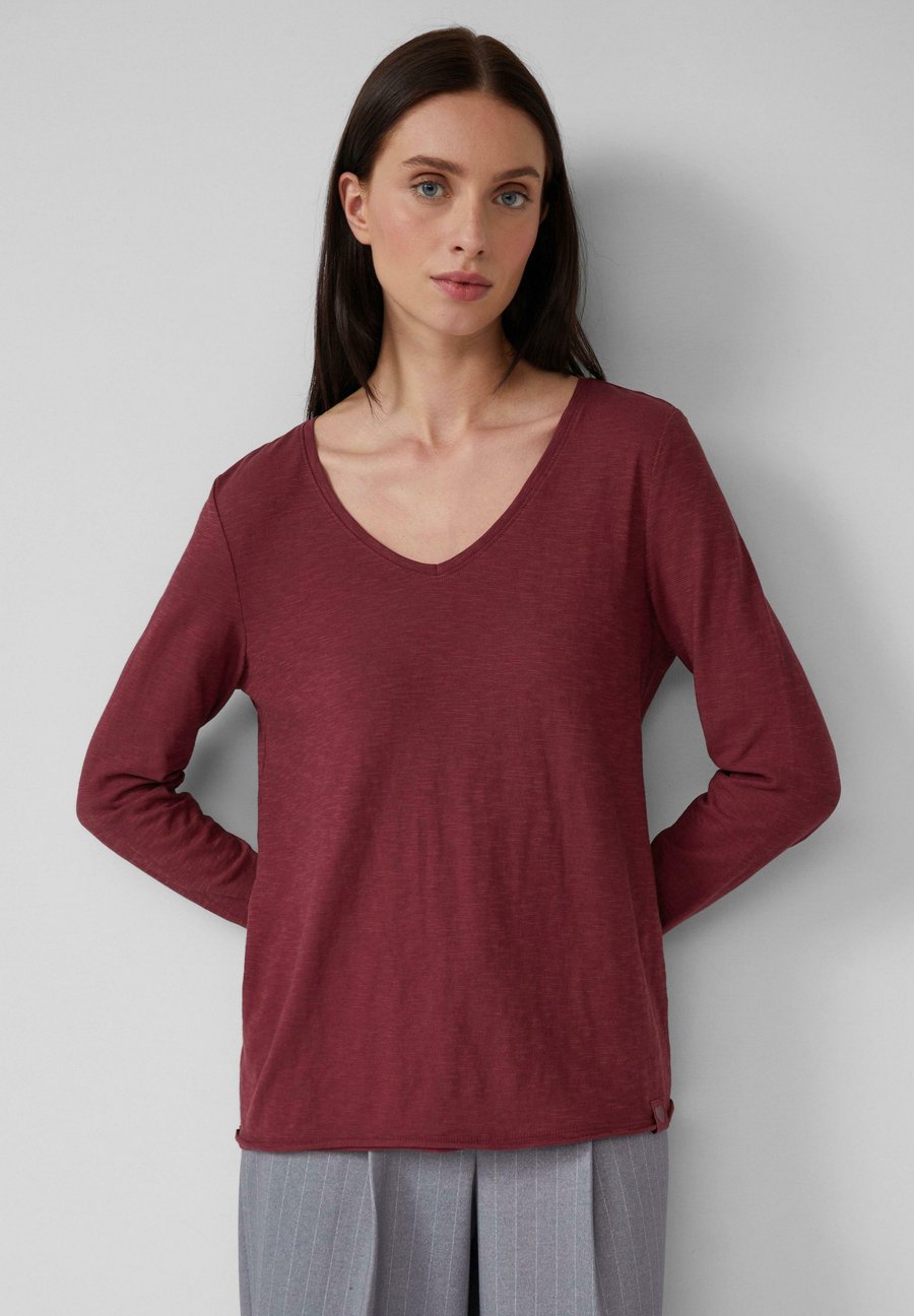 Топ s.Oliver MIT V-AUSSCHNITT UND ARTWORK-PATCH AM SAUM, Bordeaux/Dark Red
Топ s.Oliver MIT V-AUSSCHNITT UND ARTWORK-PATCH AM SAUM, Bordeaux/Dark Red