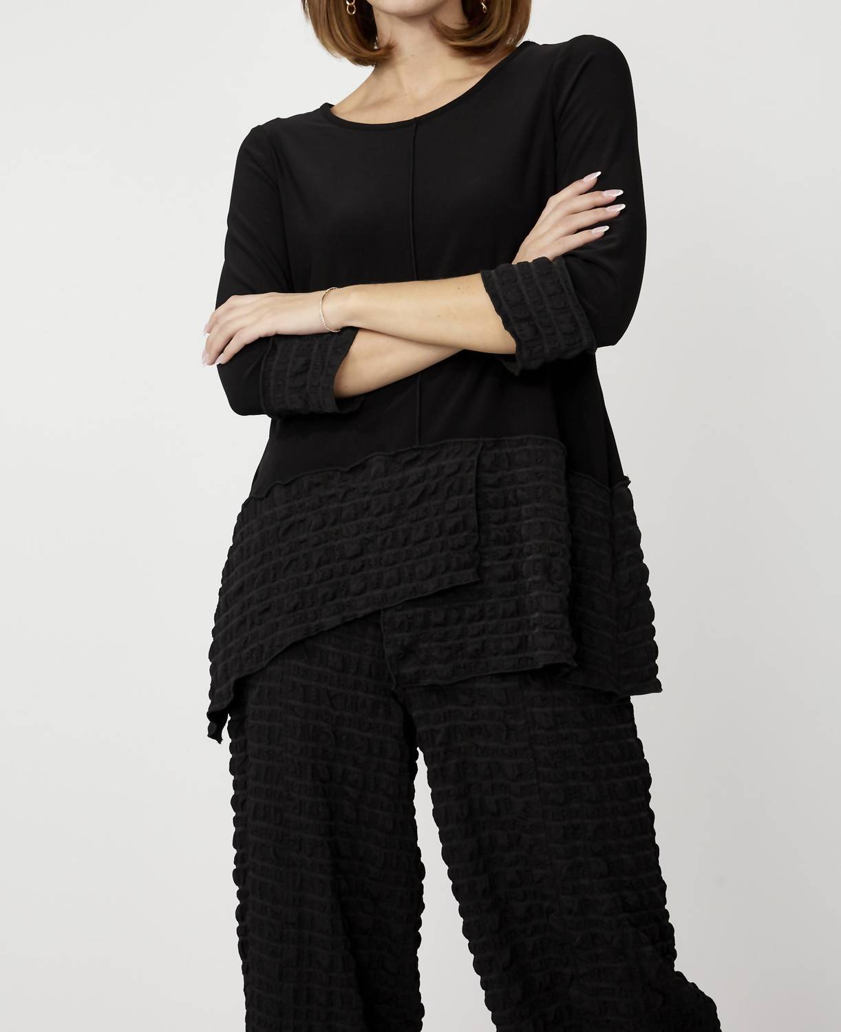 Черный топ с воротником лодочкой и рюшами Frank Lyman
Черный топ с воротником лодочкой и рюшами Frank Lyman