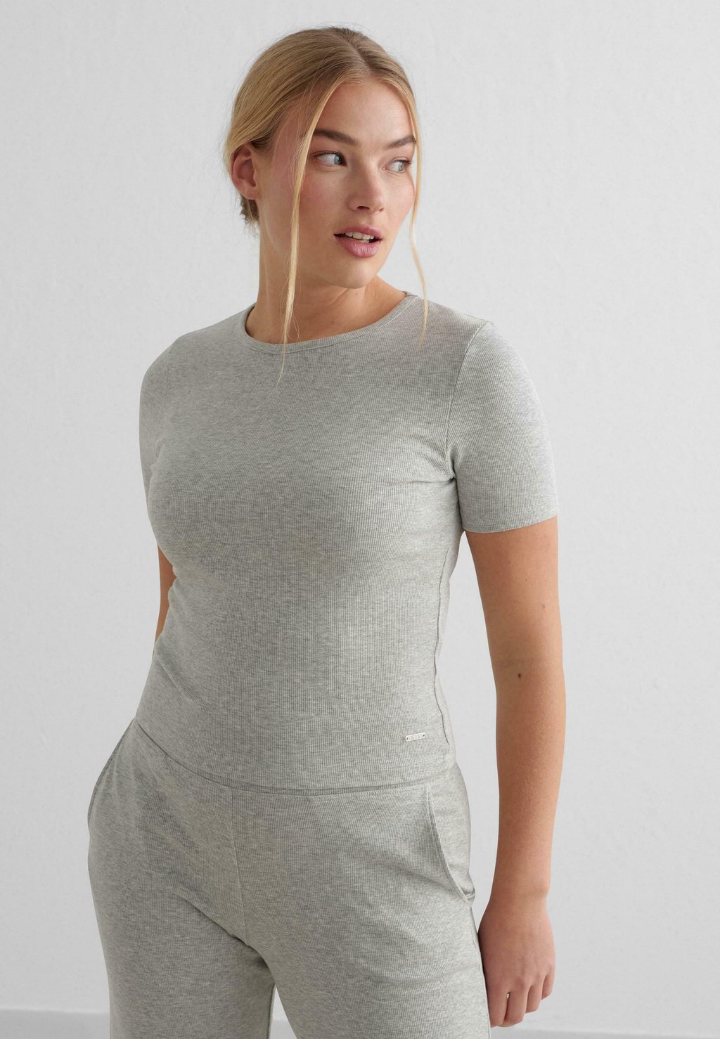 Базовая футболка aim’n, серый
Базовая футболка aim’n, серый