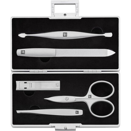 Маникюрный набор ZWILLING из 5 предметов в алюминиевом футляре для ухода за ногтями и педикюром Premium с черной бархатной вставкой
Маникюрный набор ZWILLING из 5 предметов в алюминиевом футляре для ухода за ногтями и педикюром Premium с черной бархатной вставкой
