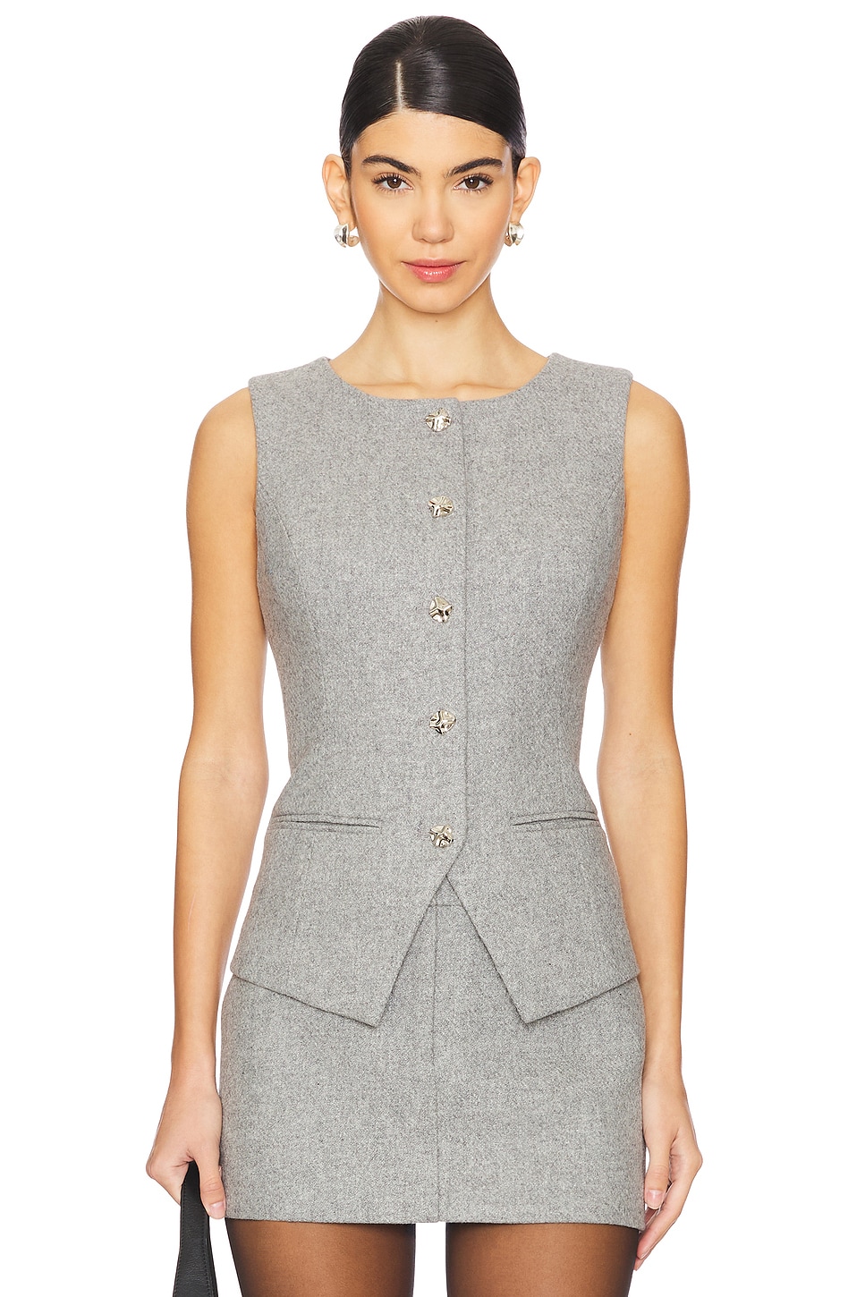 Жилет из чернослива Line & Dot, серый
Жилет из чернослива Line & Dot, серый