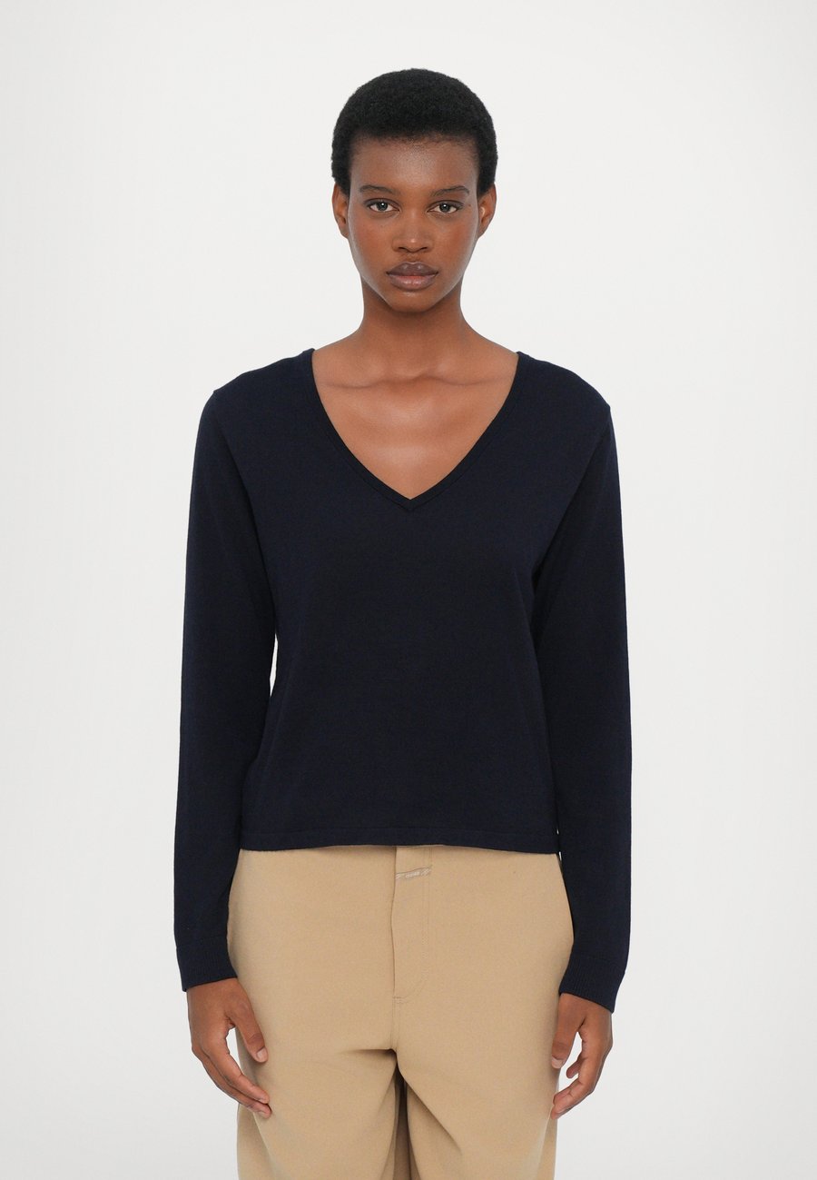 Джемпер CLOSED V NECK LONG SLEEVE, Dark Night/Dark Blue
Джемпер CLOSED V NECK LONG SLEEVE, Dark Night/Dark Blue