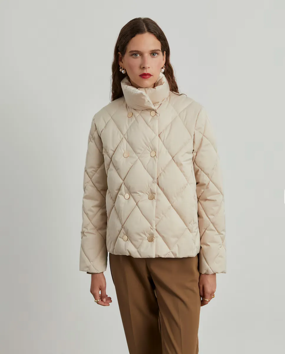 Женский короткий двубортный пуховик Lion of Porches, бежевый
Женский короткий двубортный пуховик Lion of Porches, бежевый