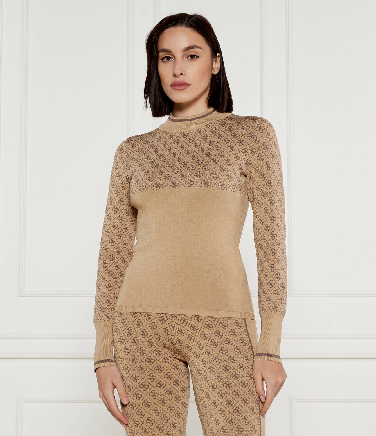 Свитер GUESS Slim Fit, бежевый
Свитер GUESS Slim Fit, бежевый