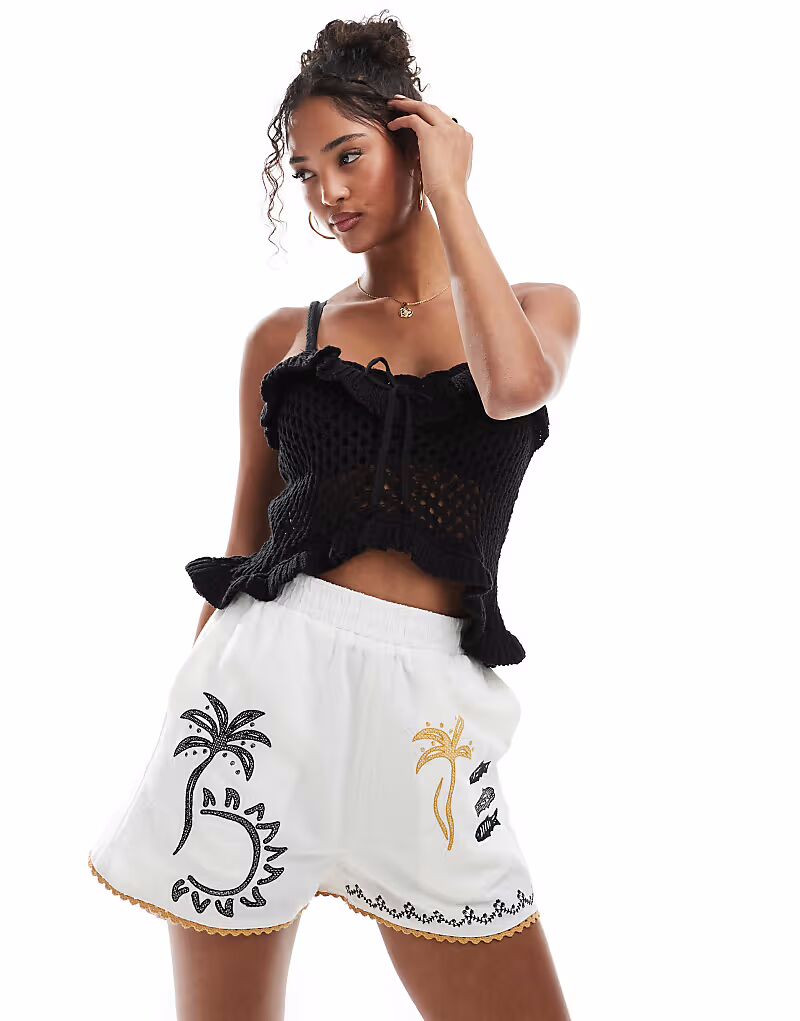 Stradivarius координированный летний принт с вышивкой шорты в принте
Stradivarius координированный летний принт с вышивкой шорты в принте