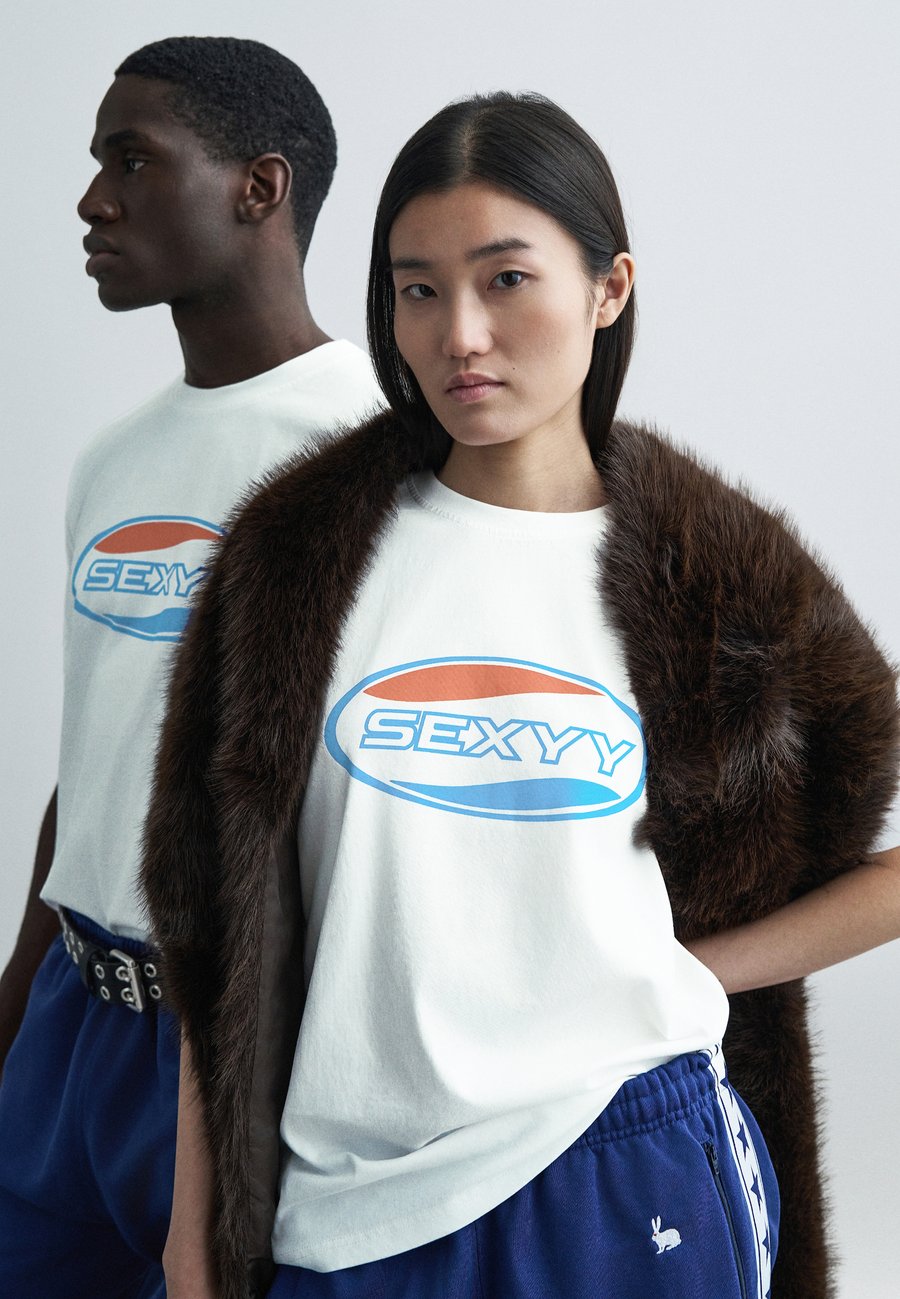 Футболка Carne Bollente FEELING THIRSTY UNISEX, White, Белый, Футболка Carne Bollente FEELING THIRSTY UNISEX, White
Футболка Carne Bollente FEELING THIRSTY UNISEX, White, Белый, Футболка Carne Bollente FEELING THIRSTY UNISEX, White