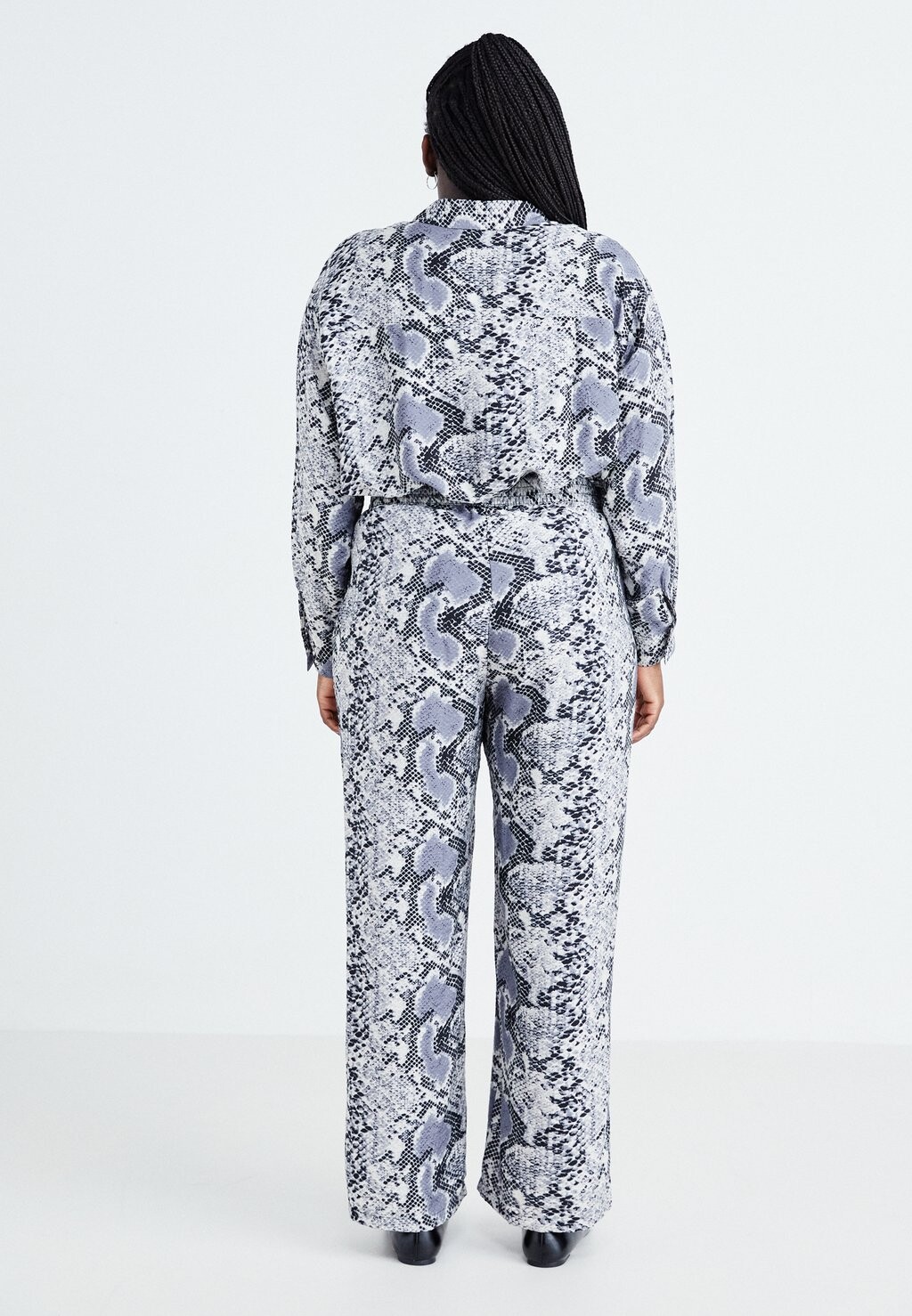 Брюки VMCJOSIE RIKA PANT Vero Moda Curve, серый
Брюки VMCJOSIE RIKA PANT Vero Moda Curve, серый