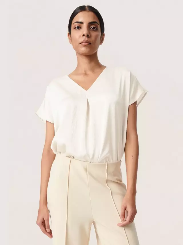 Блуза Soaked In Luxury Ioana Marija Short Sleeve V-Neck, цвет whisper/white
Блуза Soaked In Luxury Ioana Marija Short Sleeve V-Neck, цвет whisper/white